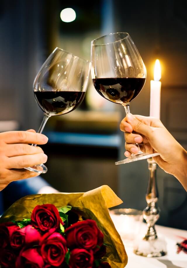 To der skåler i to glas rødvin på valentinsdag