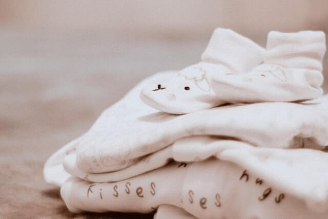 Lækkert babytøj i hvid, som man kan give i barnedåbsgave