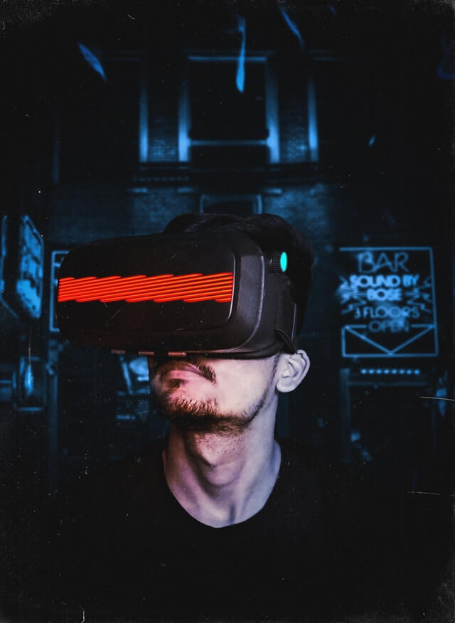 en ung fyr der prøver virtual reality